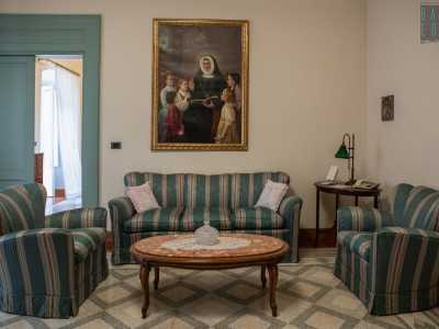 I vani sono caratterizzati da volte a botte e arredati da pregiati mobili provenienti da altre sedi della congregazione religiosa